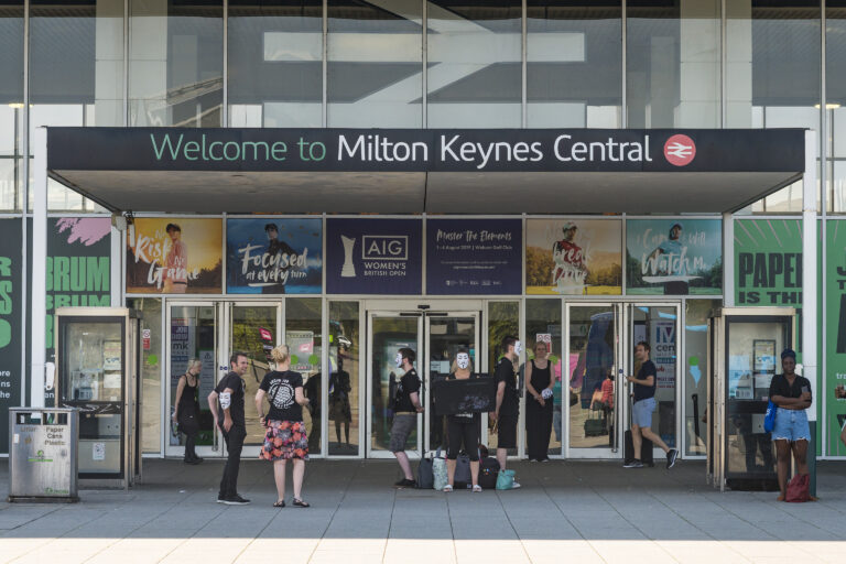 caldecotte-lake-residential-apartments-milton-milton-keynes-central-railway-station-public-transport