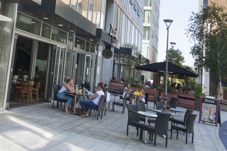 caldecotte-lake-residential-apartments-milton-keynes-shopping-centre-intu-milton-keynes-high-street-shopping-zizzi-ristarante-italian-eatteries-restaurants