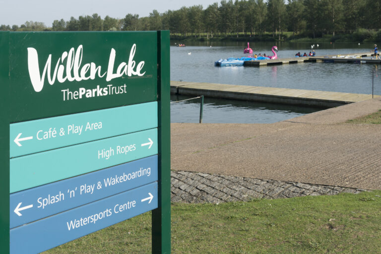 caldecotte-lake-residential-apartments-milton-milton-keynes-lake-water-sports-boating-rafting-days-out-nature-cafe-play-area-high-ropes-splash-n-play-and-wakeboarding-watersports-centre