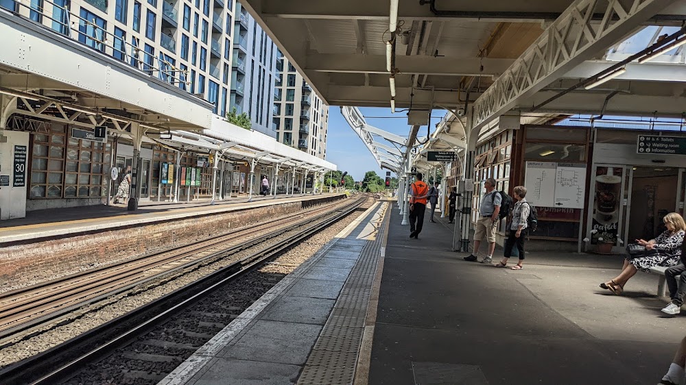 Sutton London Suo Railway Station_920aa19deb4a84cec275692e105d3b82